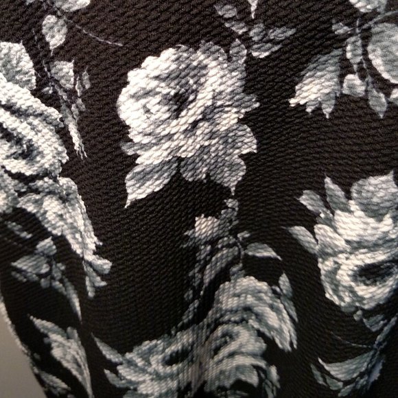 LuLaRoe black & white rose pattern, Cassie pencil skirt, excellent cond, size XL - Picture 2 of 4